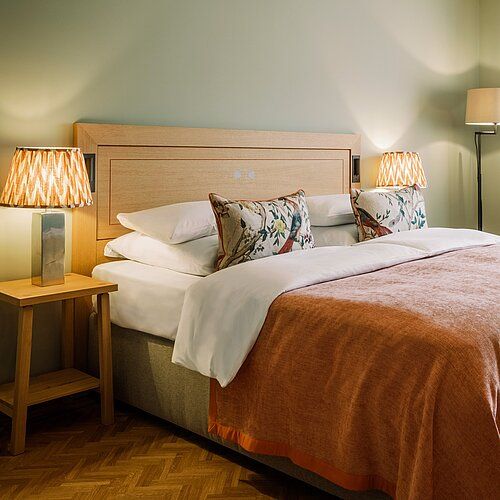Liebe Gäste, tauchen Sie ein in die natürliche Schönheit unserer Zimmer und Suiten im Spa & Resort Bachmair Weissach....